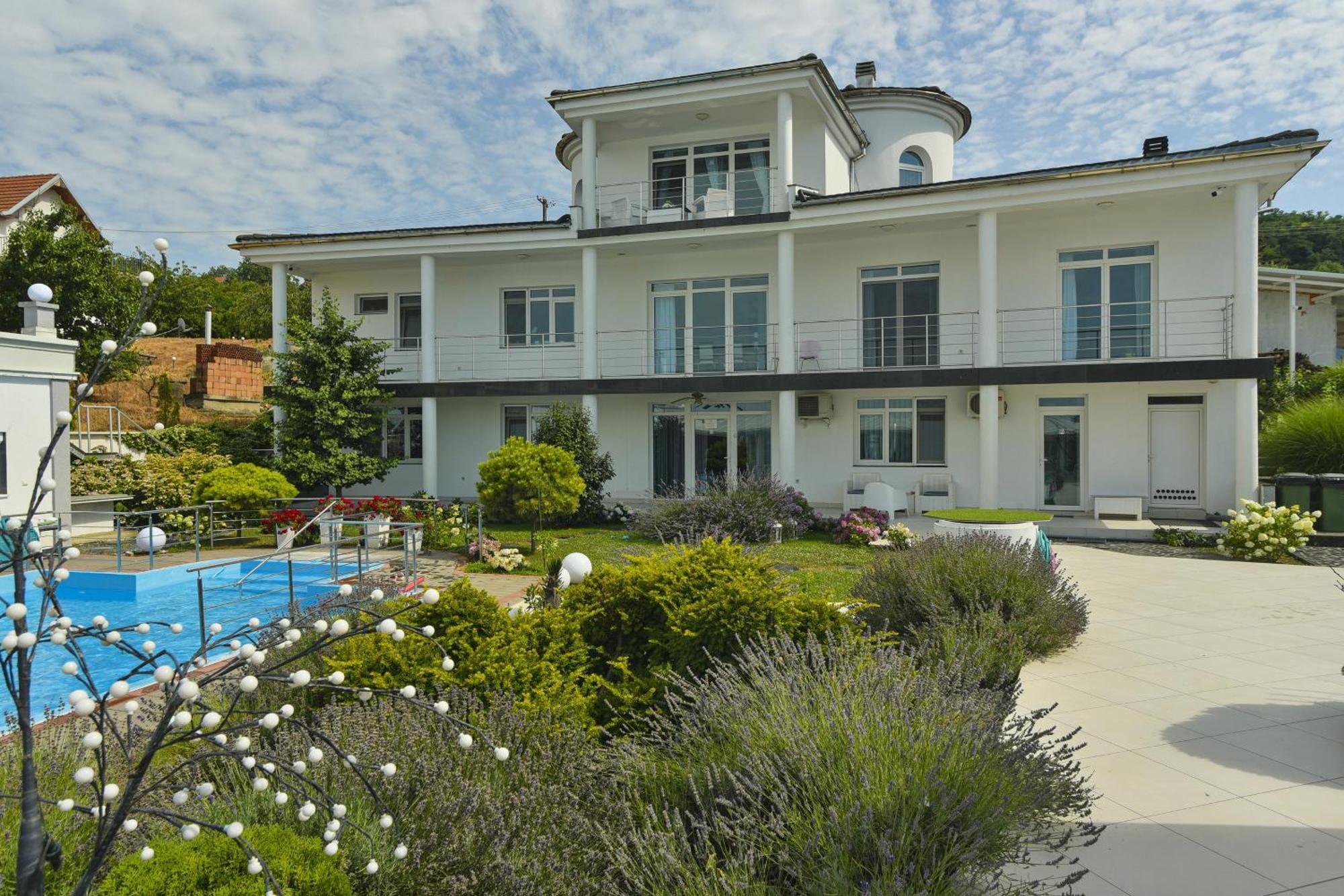 Apartments Villa Graf Smederevo Buitenkant foto
